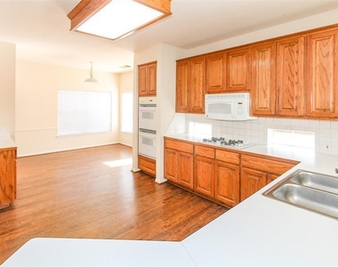 5921 Back Bay Ln - Photo Thumbnail 8