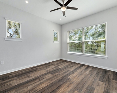 12001 Vista Parke Dr - Photo Thumbnail 4