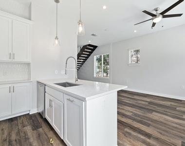 12001 Vista Parke Dr - Photo Thumbnail 10