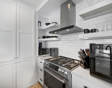 301 West Ave - Photo Thumbnail 3