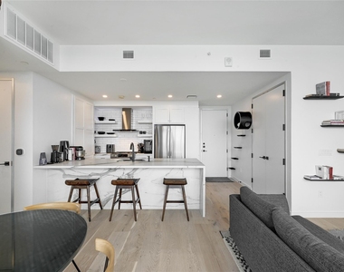 301 West Ave - Photo Thumbnail 1