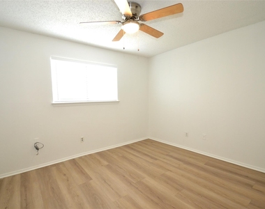 1202 Southport Dr - Photo Thumbnail 12