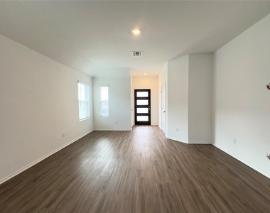 104 Milliner Loop - Photo Thumbnail 1