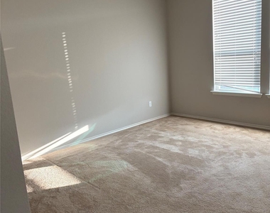352 Martha Dr - Photo Thumbnail 10
