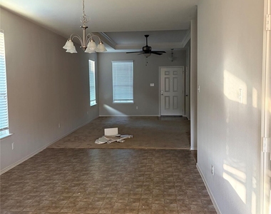 352 Martha Dr - Photo Thumbnail 5