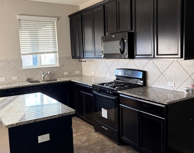 352 Martha Dr - Photo Thumbnail 3