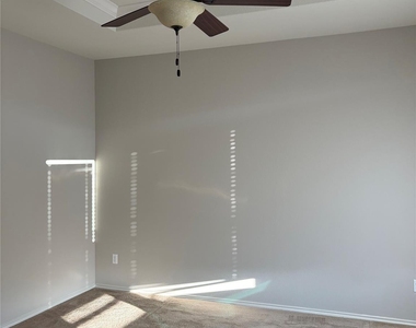 352 Martha Dr - Photo Thumbnail 14