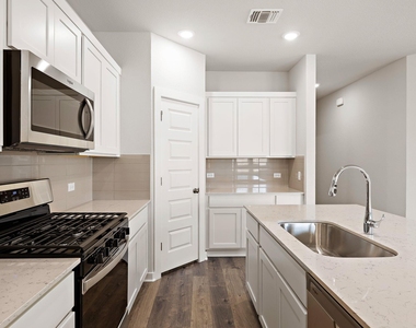 2415 Ekvall Dr - Photo Thumbnail 10