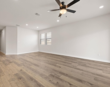 2415 Ekvall Dr - Photo Thumbnail 4
