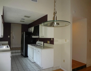 9100 Wildridge Dr - Photo Thumbnail 4