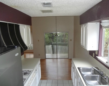 9100 Wildridge Dr - Photo Thumbnail 6