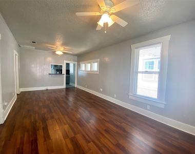 407 E 30th St - Photo Thumbnail 2