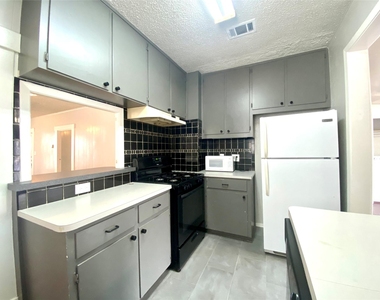 407 E 30th St - Photo Thumbnail 3