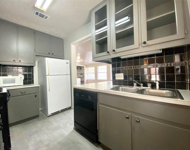 407 E 30th St - Photo Thumbnail 4