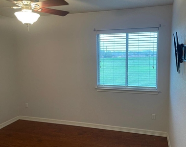 2516 Pearson Way - Photo Thumbnail 12