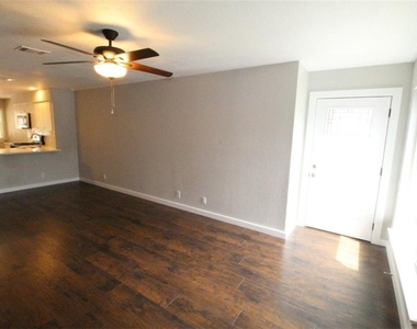 10702 Lanshire Dr - Photo Thumbnail 4