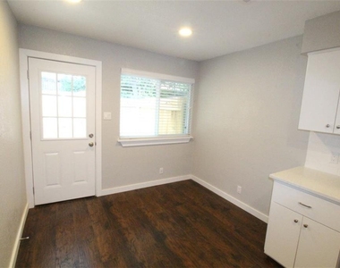 10702 Lanshire Dr - Photo Thumbnail 7