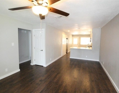 10702 Lanshire Dr - Photo Thumbnail 3