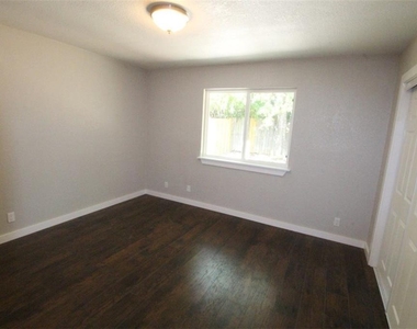 10702 Lanshire Dr - Photo Thumbnail 8