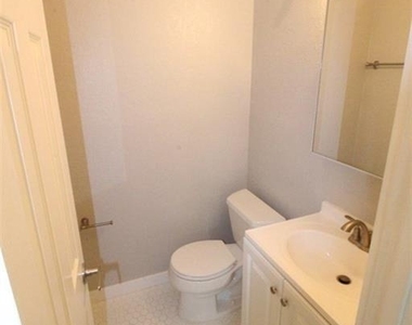 10702 Lanshire Dr - Photo Thumbnail 9