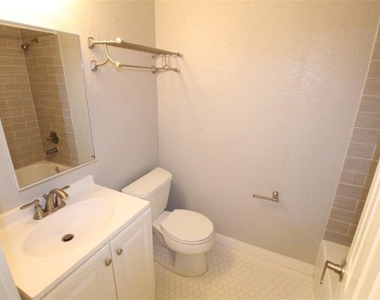 10702 Lanshire Dr - Photo Thumbnail 12