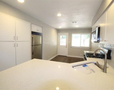 10702 Lanshire Dr - Photo Thumbnail 6