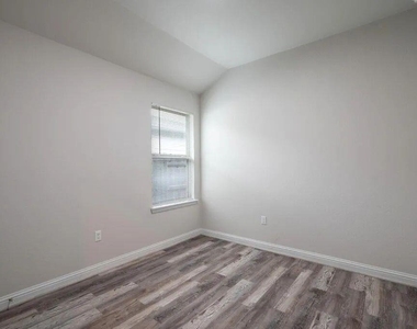 8214 Cottage Rose Dr - Photo Thumbnail 17