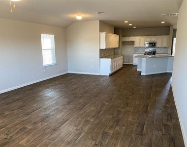 10708 Seguin St - Photo Thumbnail 8