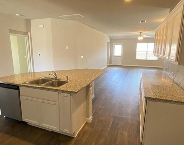 10708 Seguin St - Photo Thumbnail 6