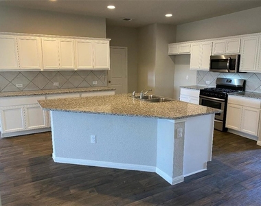 10708 Seguin St - Photo Thumbnail 5