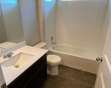 10708 Seguin St - Photo Thumbnail 13
