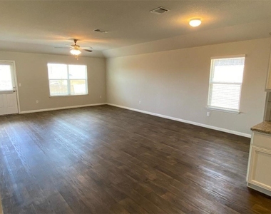 10708 Seguin St - Photo Thumbnail 7