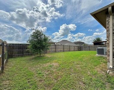 10708 Seguin St - Photo Thumbnail 15