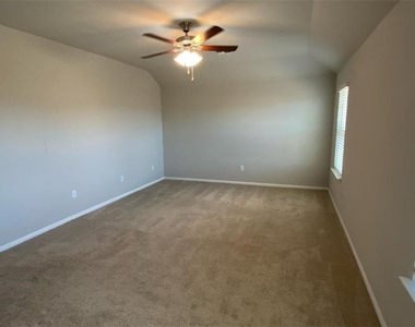 10708 Seguin St - Photo Thumbnail 10