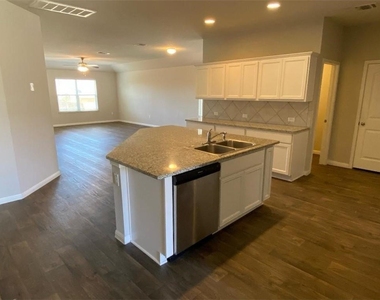 10708 Seguin St - Photo Thumbnail 4