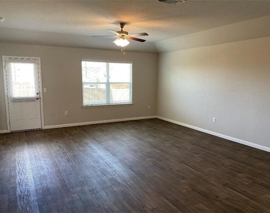 10708 Seguin St - Photo Thumbnail 9