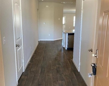 10708 Seguin St - Photo Thumbnail 3