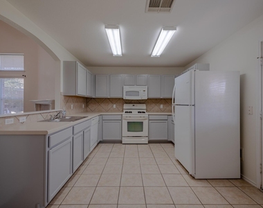 2202 Piedmont Ct - Photo Thumbnail 3