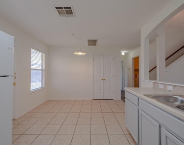 2202 Piedmont Ct - Photo Thumbnail 4
