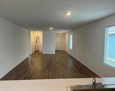 2215 Cyclone Dr - Photo Thumbnail 3