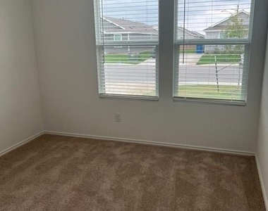 2215 Cyclone Dr - Photo Thumbnail 11