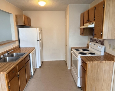 817 Lloyd Ln - Photo Thumbnail 2