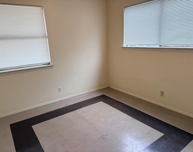 817 Lloyd Ln - Photo Thumbnail 7