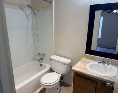 817 Lloyd Ln - Photo Thumbnail 6