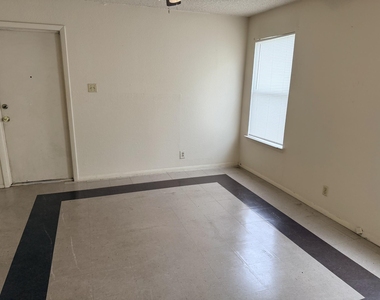 817 Lloyd Ln - Photo Thumbnail 5