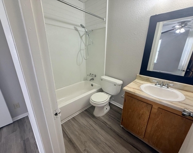 817 Lloyd Ln - Photo Thumbnail 10