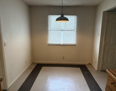 817 Lloyd Ln - Photo Thumbnail 4