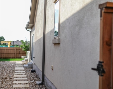112 Rosebush Dr - Photo Thumbnail 31