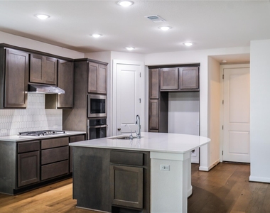 112 Rosebush Dr - Photo Thumbnail 4
