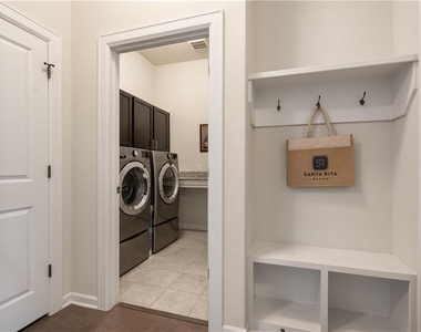 242 Krupp Ave - Photo Thumbnail 7